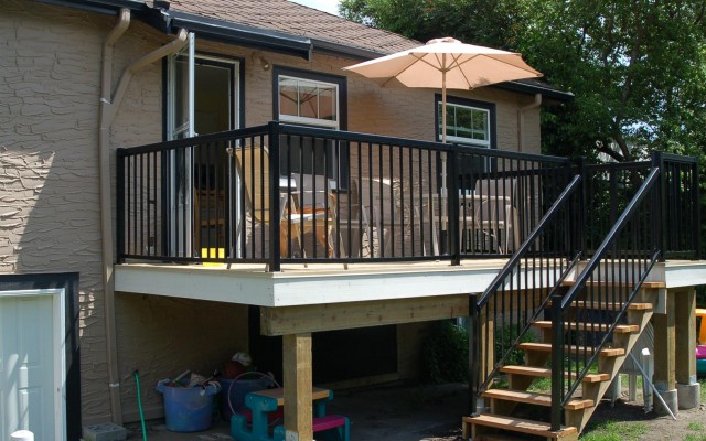 Deck with Aluminum Handrail